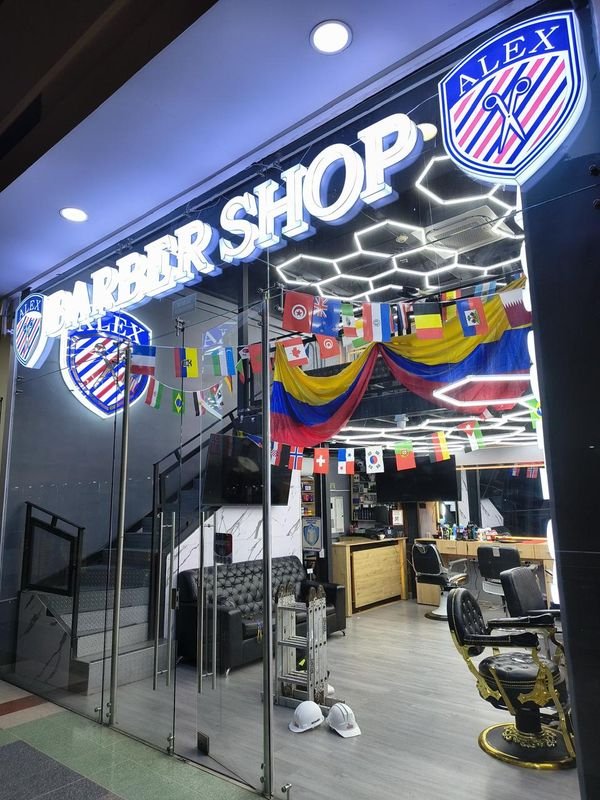 Aviso luminoso: Letras 3D en acrílico con luz LED · Barbería