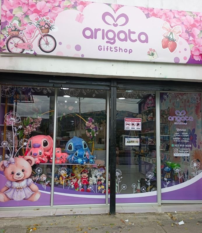 Fachada completa: Aviso + vinilo decorativo en vitrinas · Tienda de regalos