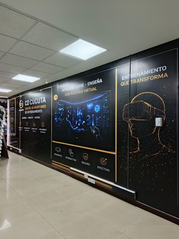 Vinilo gran formato: Pared publicitaria impresa e instalada · Centro de entrenamiento